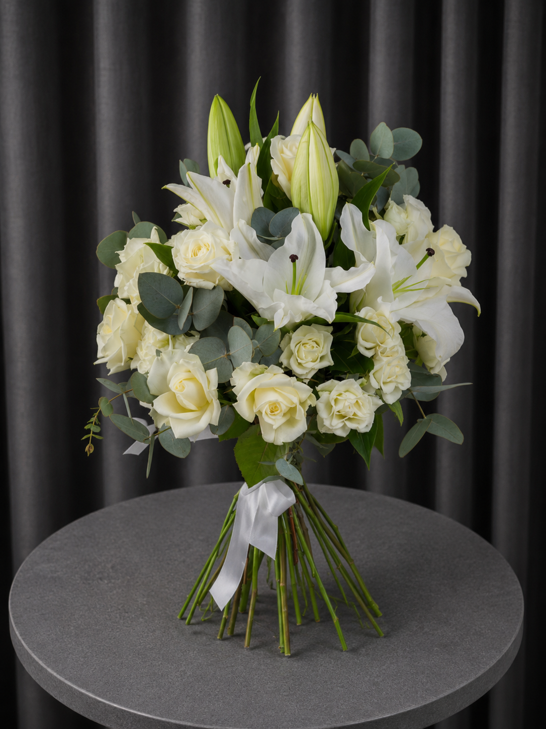 Buchet Pure White cu Crini și Trandafiri