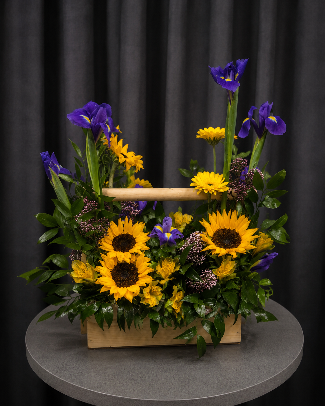 Lădiță Florală cu Floarea-Soarelui și Iris