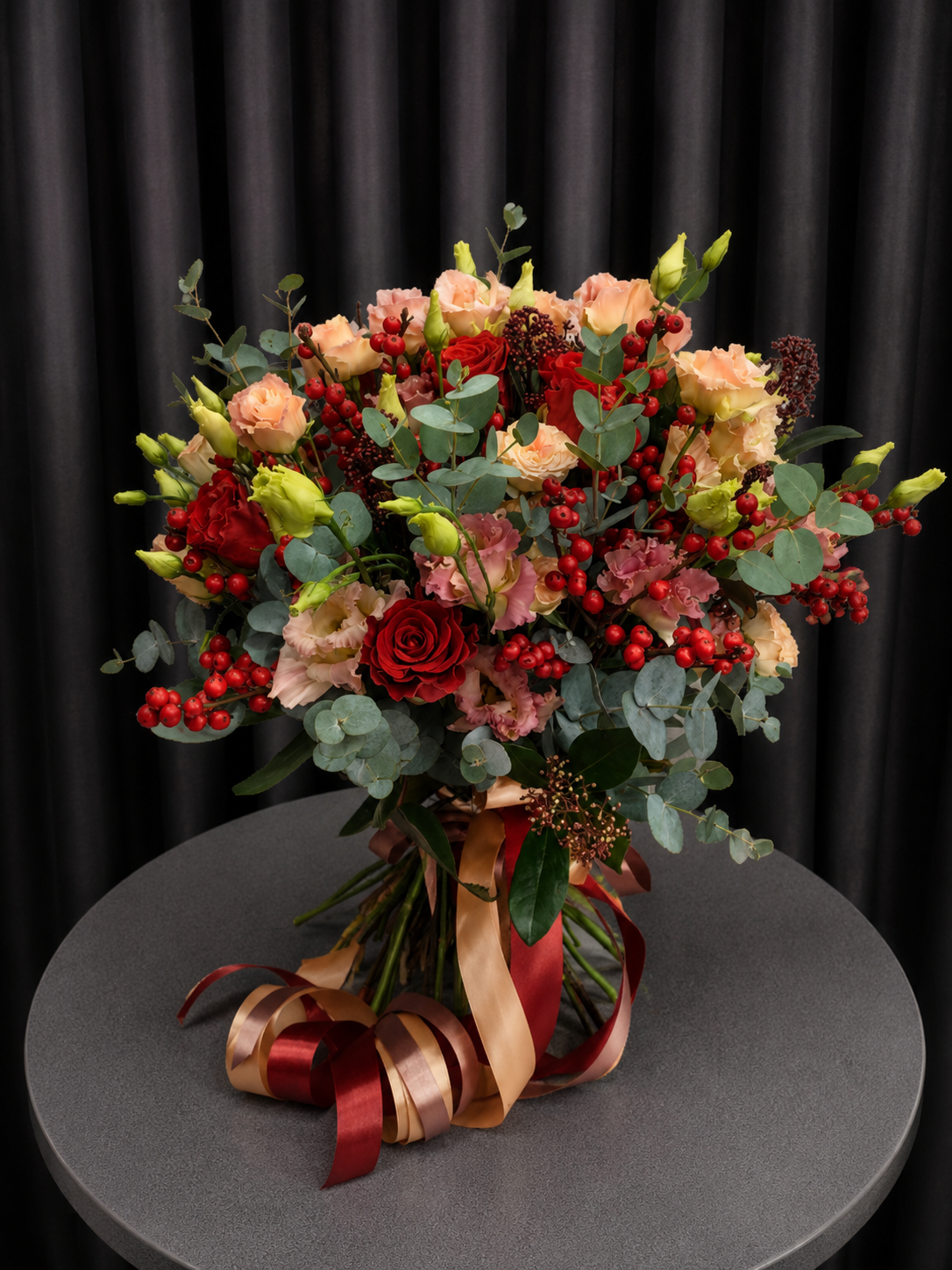 Buchet Elegant cu Trandafiri Roșii și Hypericum Roșu