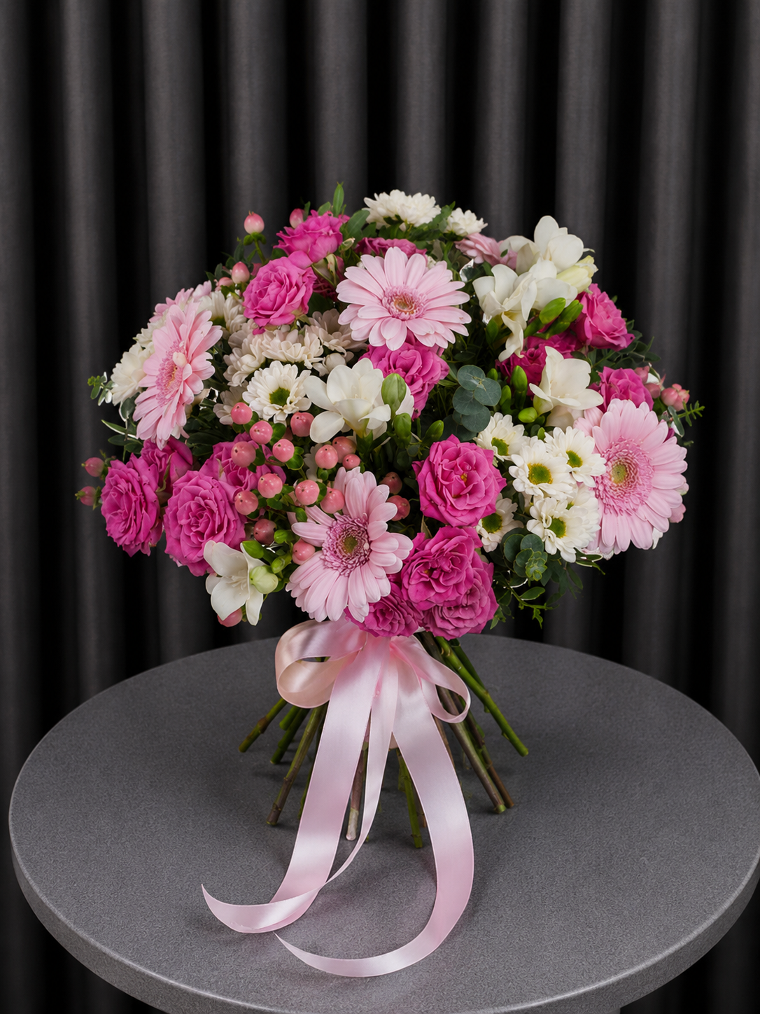 Buchet Romantic cu Gerbera Roz și Trandafiri Fuchsia