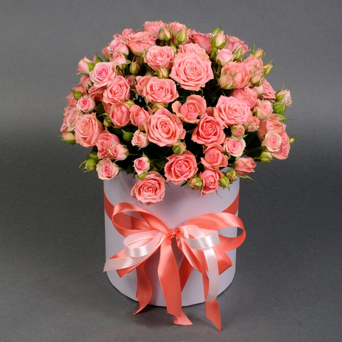 aranjament floral cu trandafiri mici de trandafiri roz