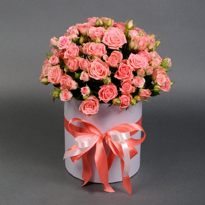 aranjament floral cu trandafiri mici roz