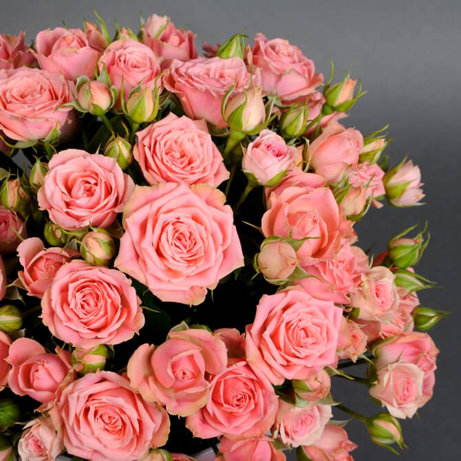 aranjament floral cu trandafiri mici roz