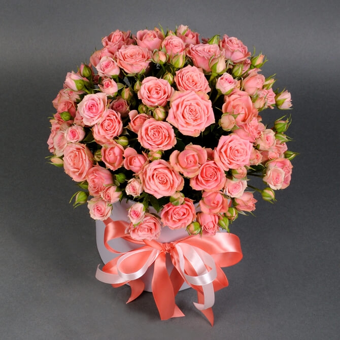 aranjament floral cu trandafiri mici roz