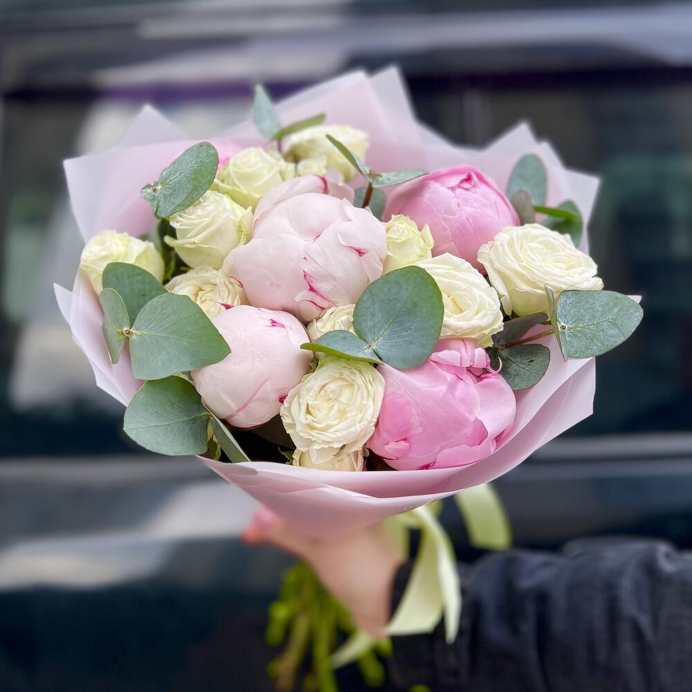 buchet bujori roz si trandafiri mini albi