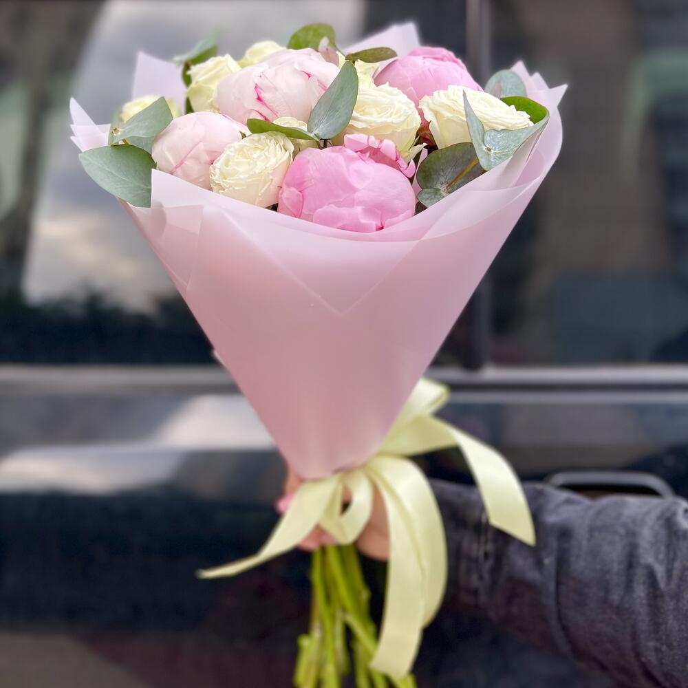 buchet bujori roz si trandafiri mini albi