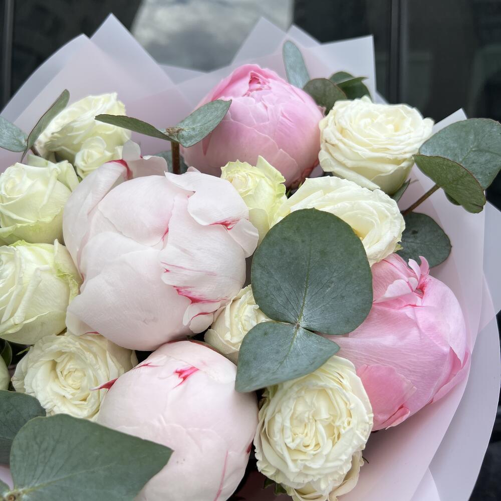 buchet bujori roz si trandafiri mini albi