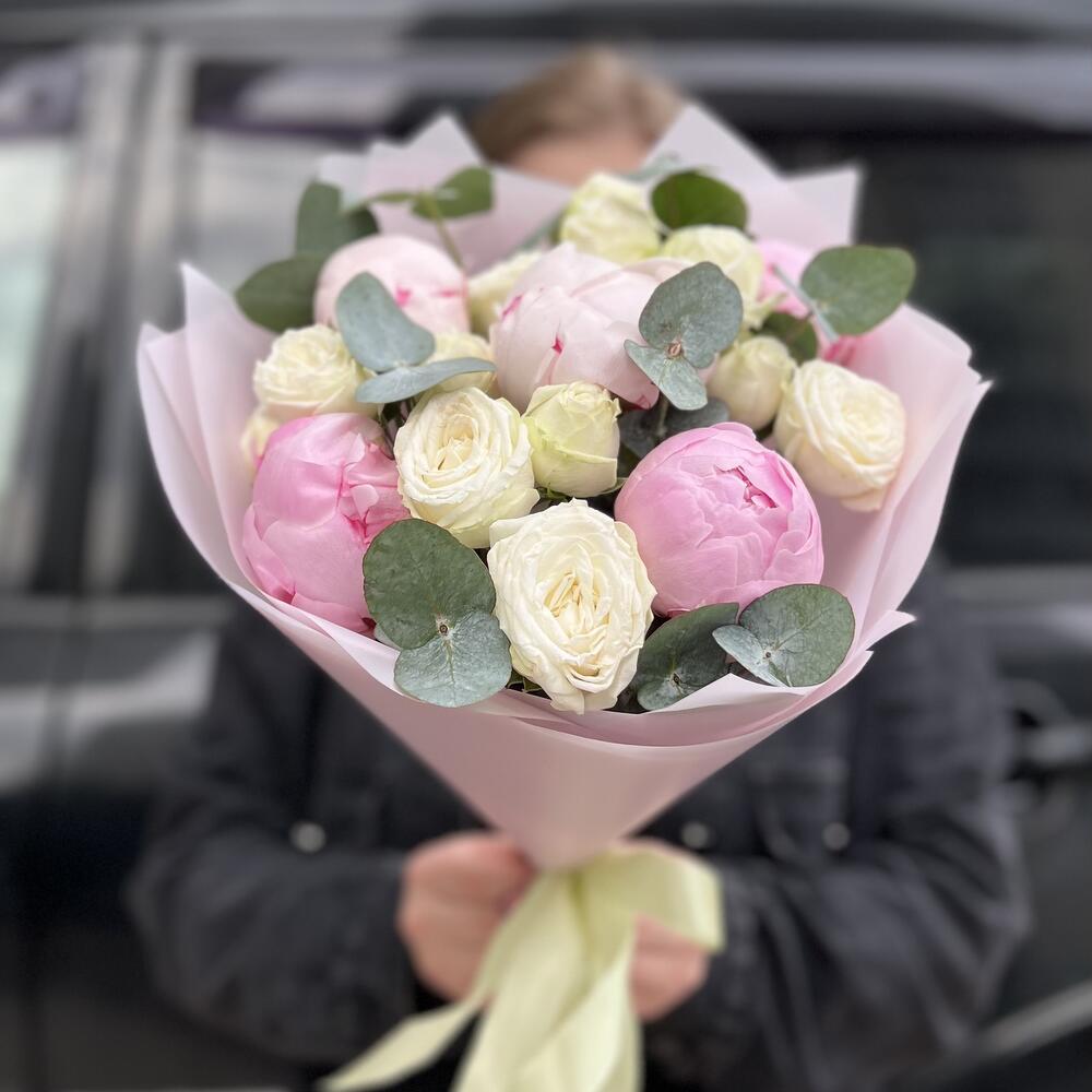 buchet bujori roz si trandafiri mini albi