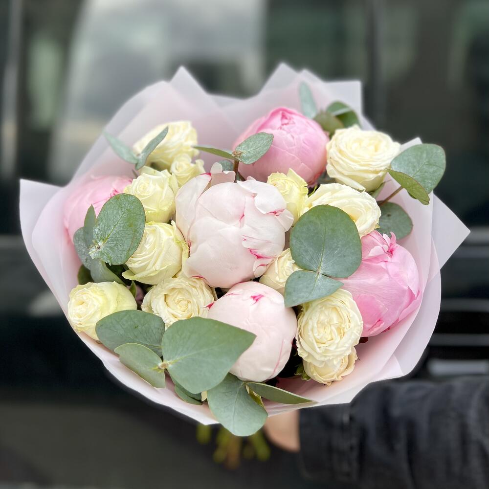 buchet bujori roz si trandafiri mini albi