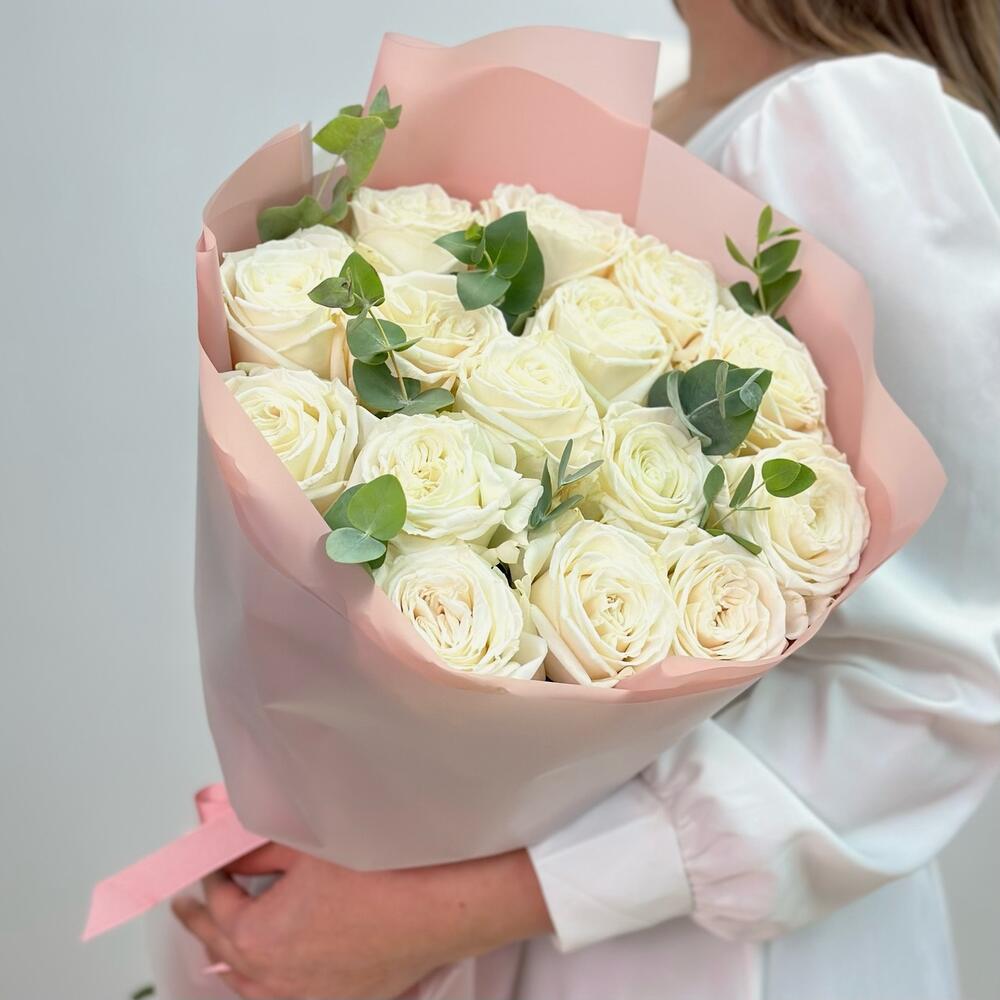 BUCHEET DIN 15 TRANDAFIRI ALBI SI EUCALIPT ELEGANT