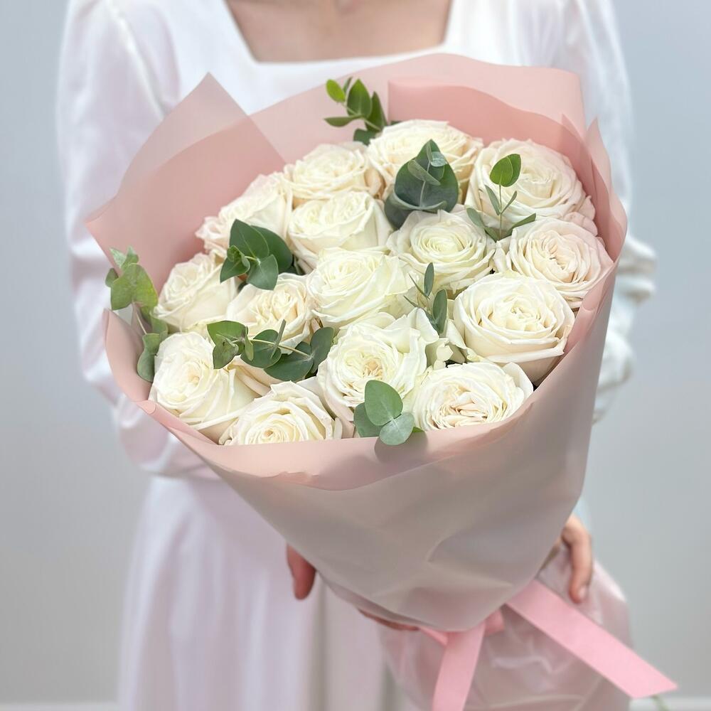 BUCHET DIN 15 TRANDAFIRI ALBI SAI EUCALIPT ELEGANT