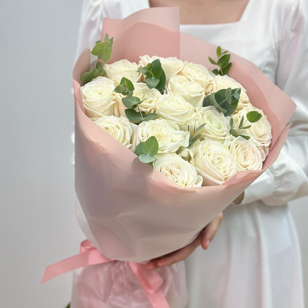 BUCHET ELEGANT DIN 15 TRANDAFIRI ALBI SI EUCALIPT