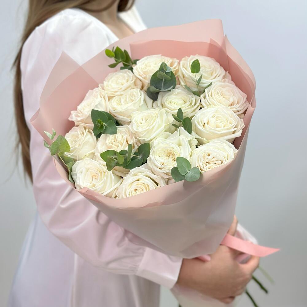 BUCHET ELEGANT DIN 15 TRANDAFIRI ALBI SI EUCALIPT