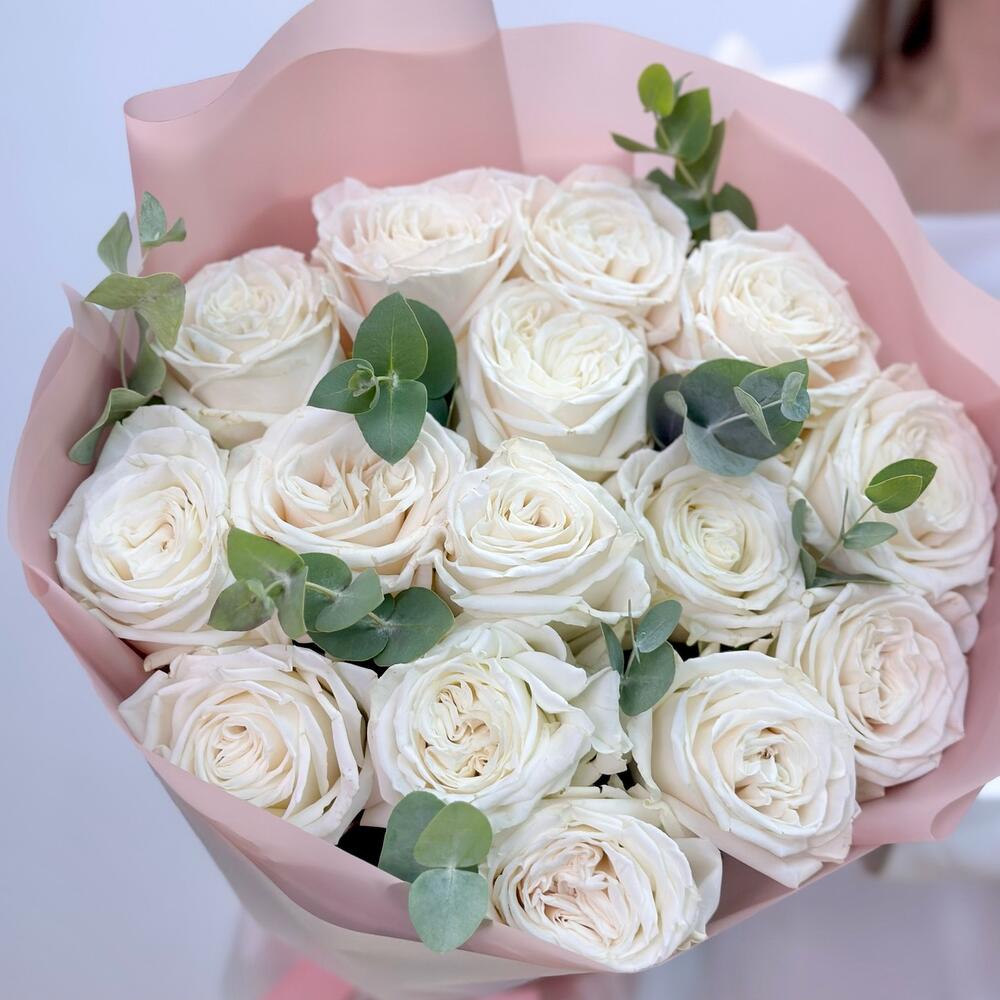 buchet elegant din 15 trandafiri albi si eucalipt