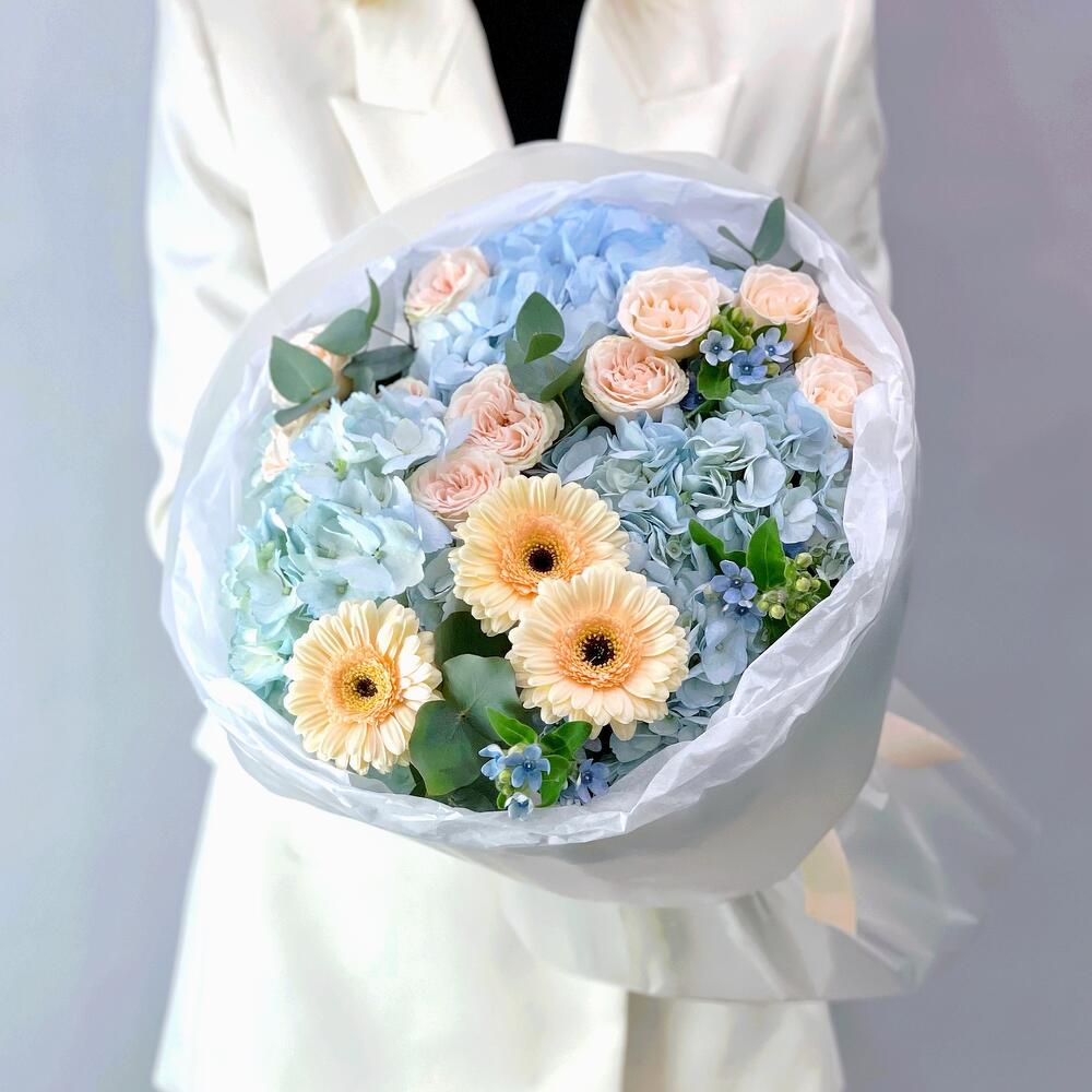 buchet cu flori cu hortensie blue