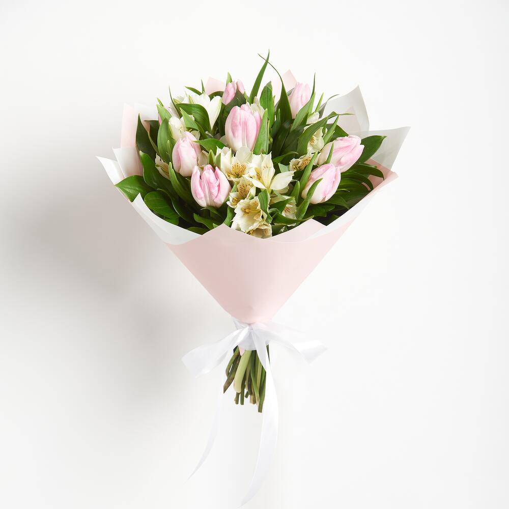 buchet cu lalele roz si alistromerie
