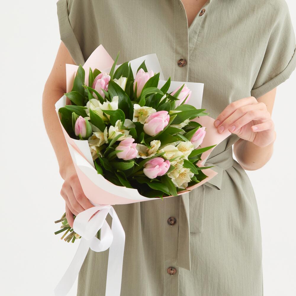 buchet cu lalele roz si alstromerie