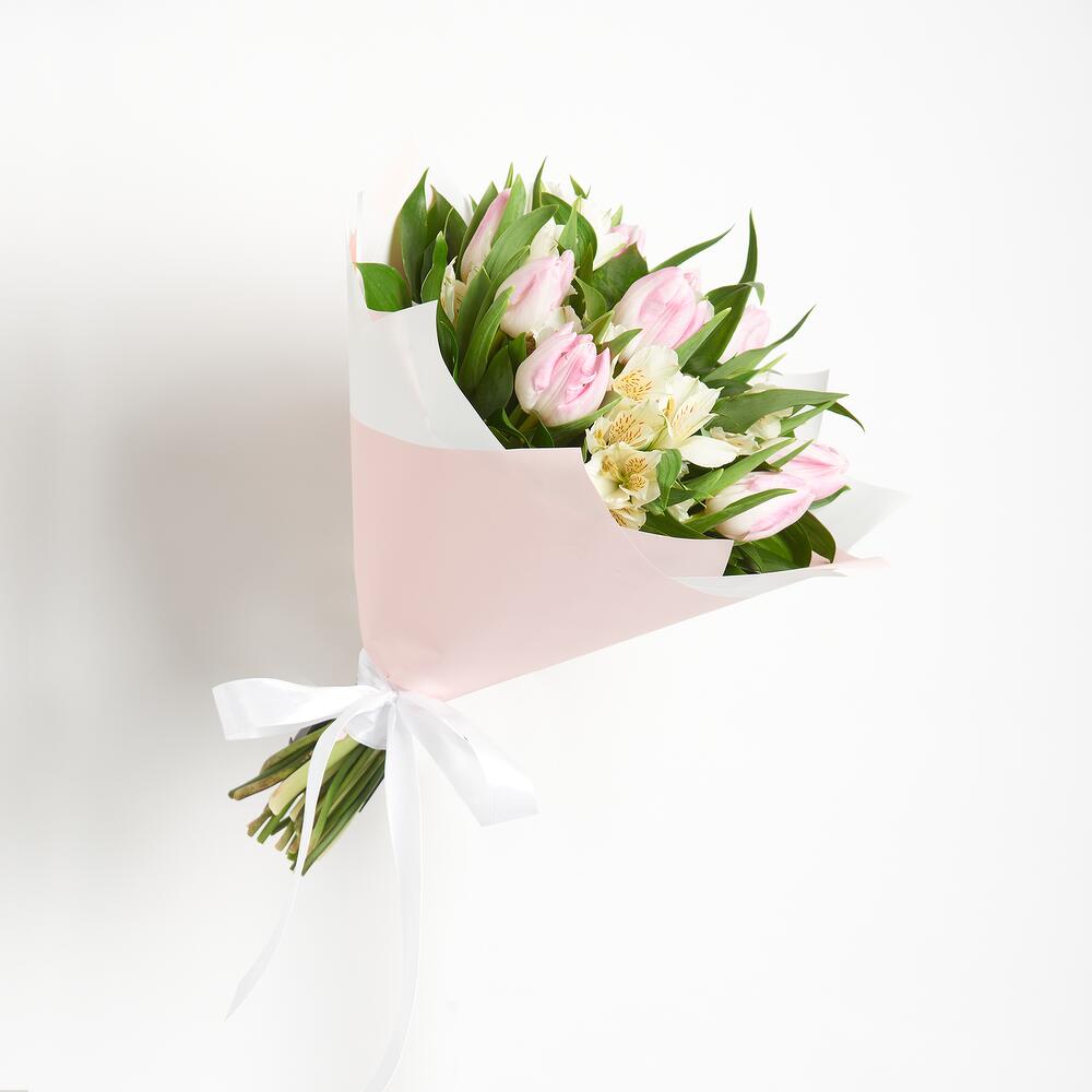 buchet cu lalele roz si alstromerie