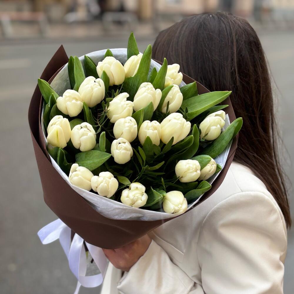 buchet de flori din lalalele albe