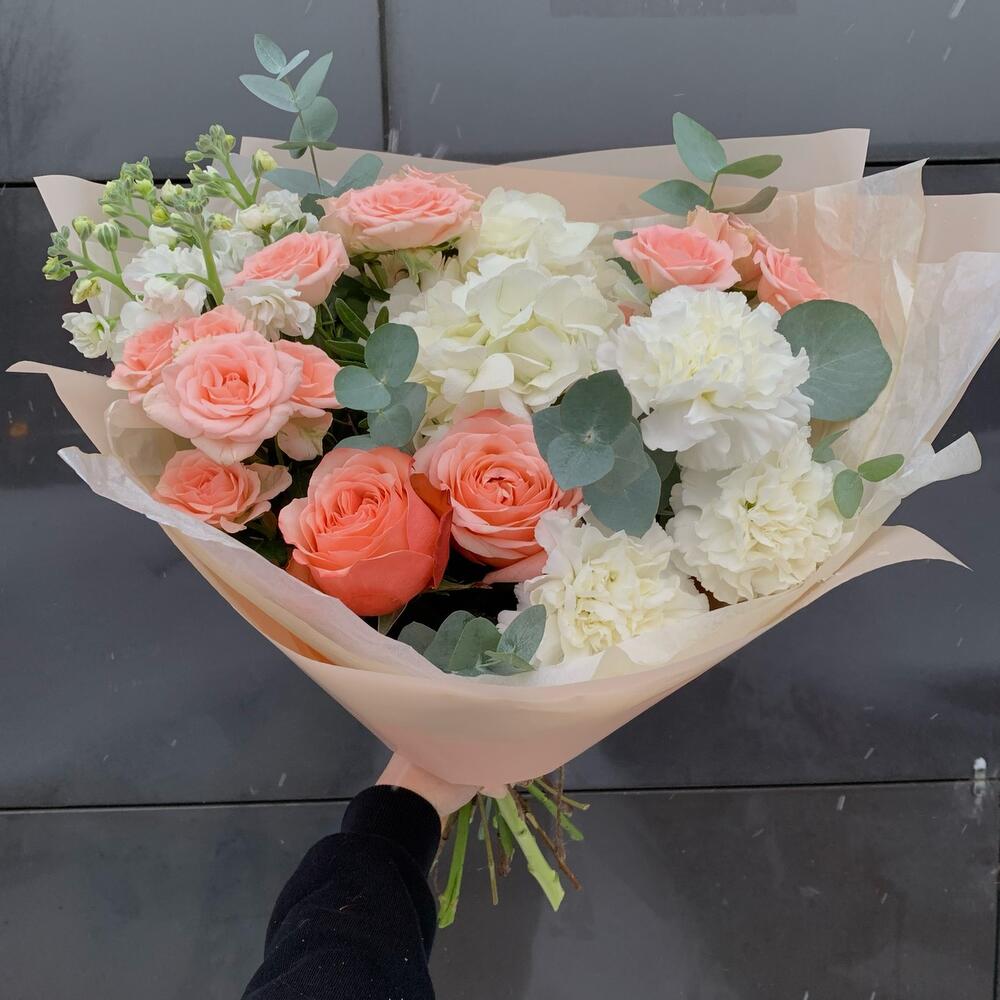 buchet elegant din trandafiri somon si hortensie alba