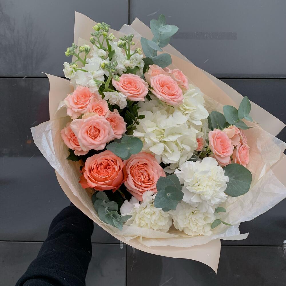 buchet elegant din trandafiri somon si hortensie alba