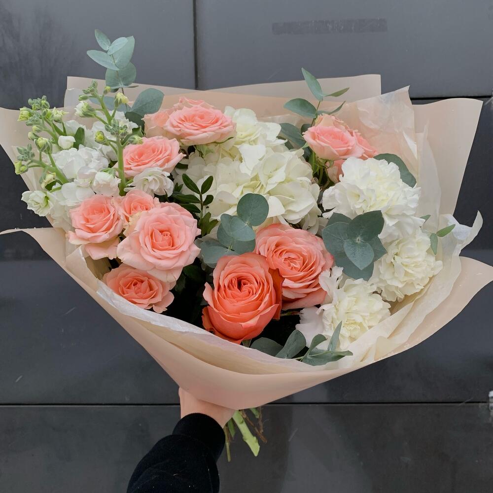 buchet elegant din trandafiri somon si hortensie alba