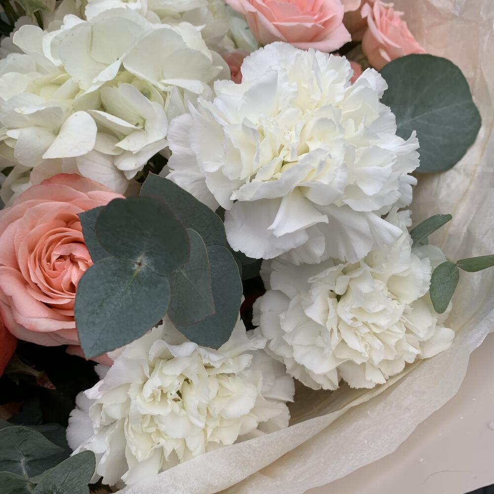 buchet elegant din trandafiri somon si hortensie alba