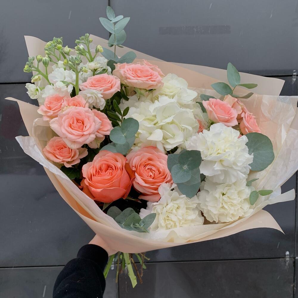 buchet elegant din trandafiri somon si hortensie alba
