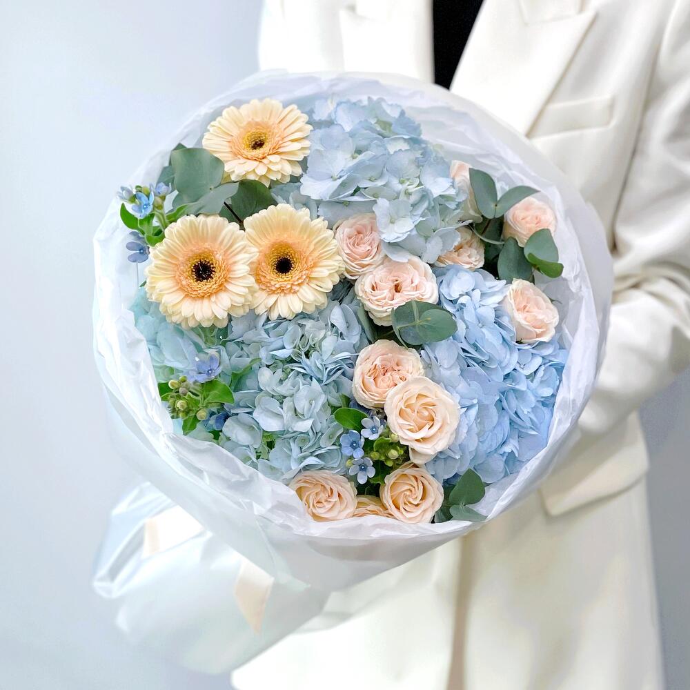 buchet flori cu hortensie blue