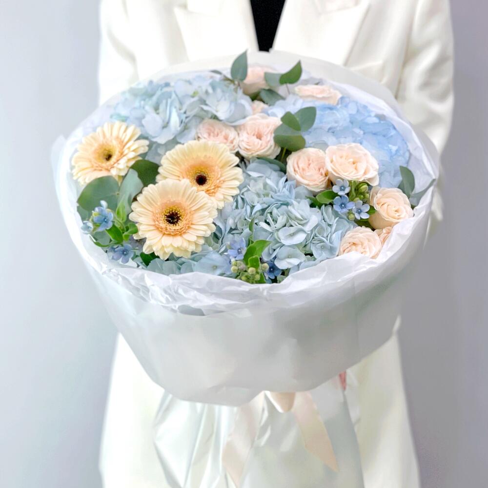 buchet flori cu hortensie blue