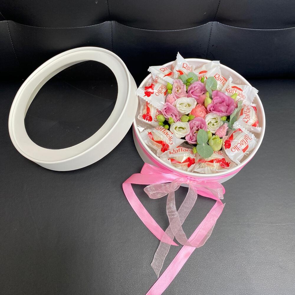 Aranjament floral in cutie Flori si Raffaelo