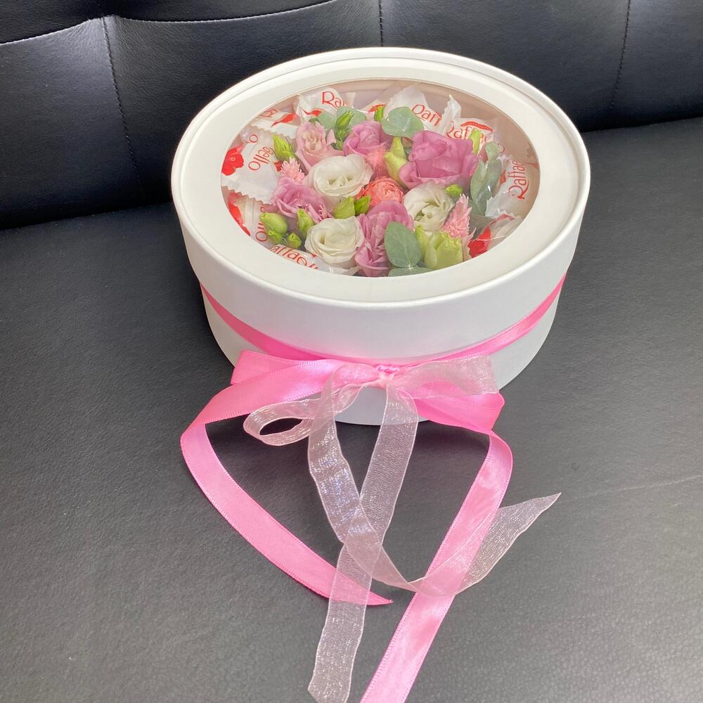 aranjament floral in cutie flori si Raffaello