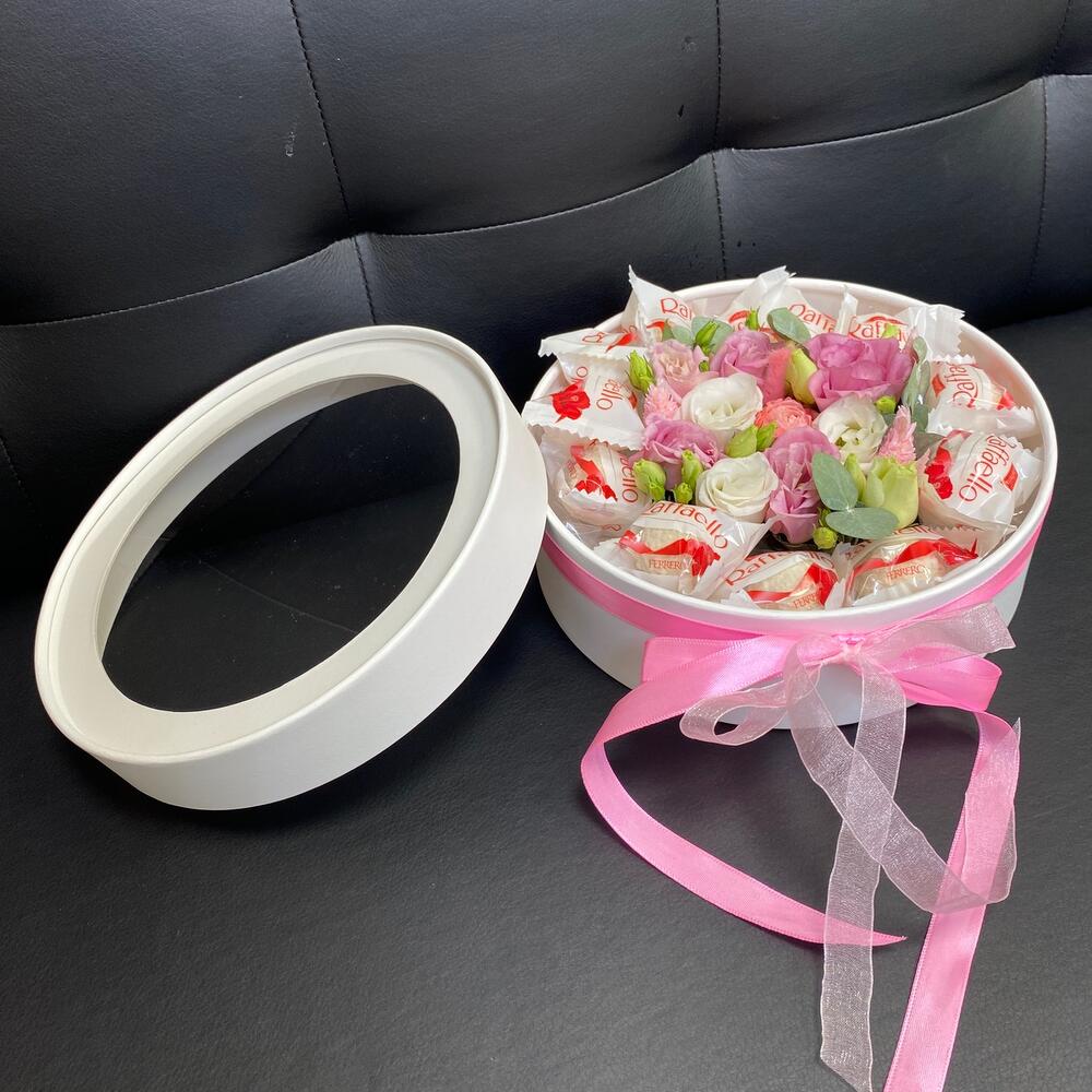 aranjament floral in cutie flori si raffaello