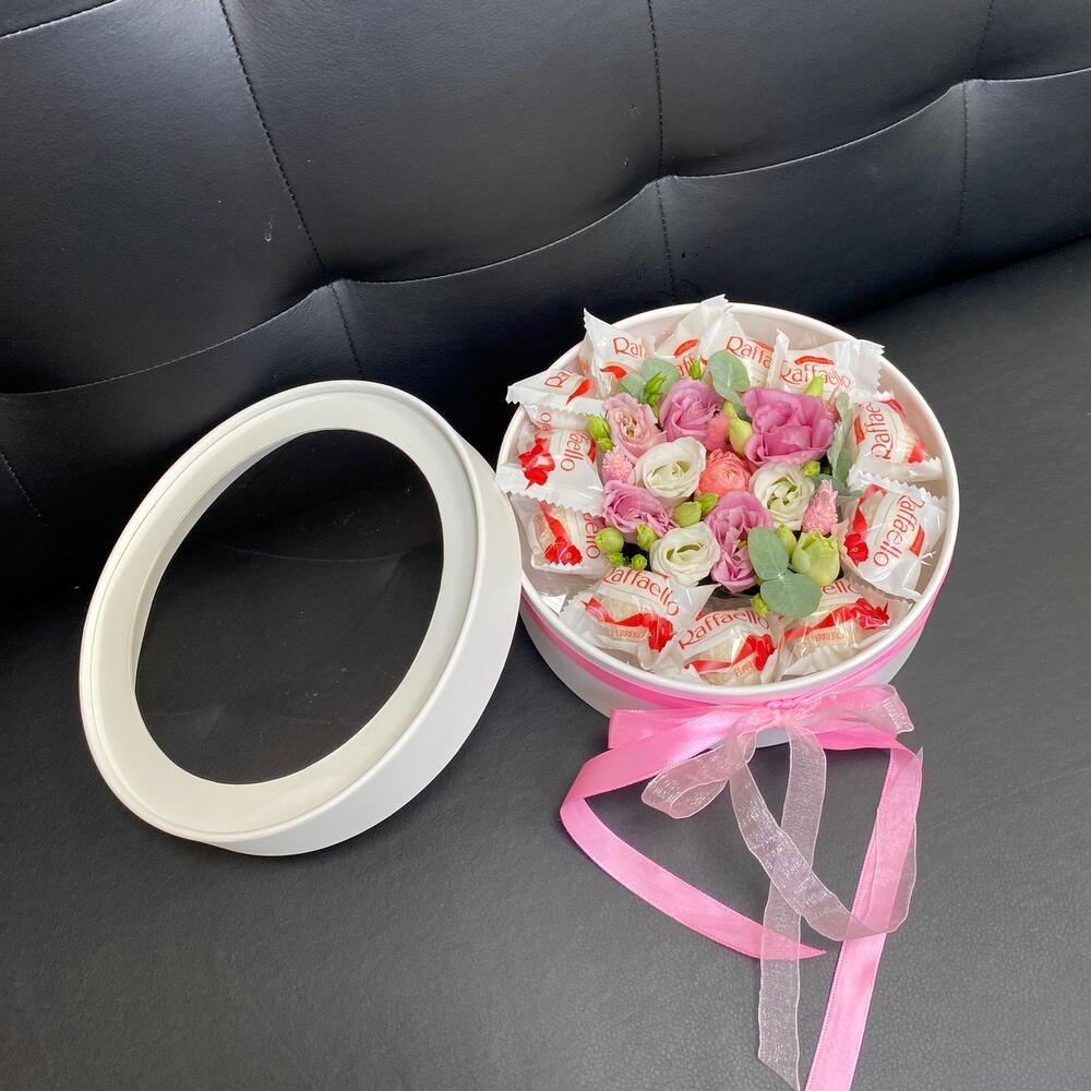 aranjament floral in cutie flori si raffaello