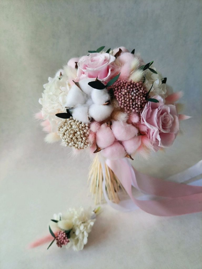 buchet mireasa cu flori criogenate cu bumbac alb si roz