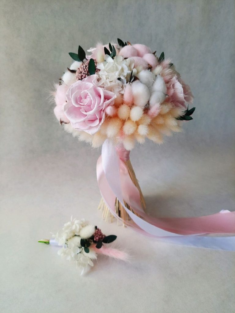 buchet mireasa din flori criogenate cu bumbac alb si roz