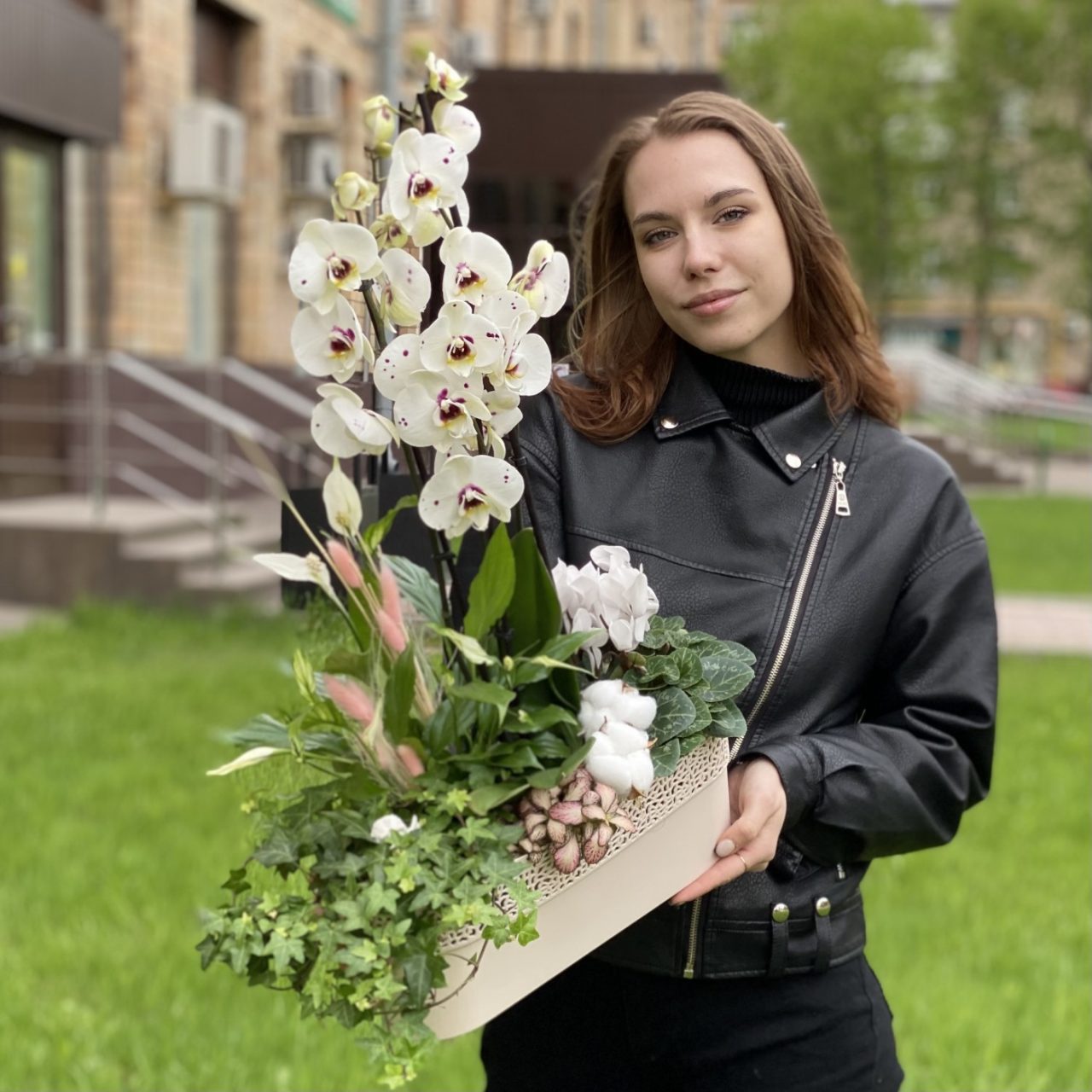 aranjament cu orhidee si plante verzi