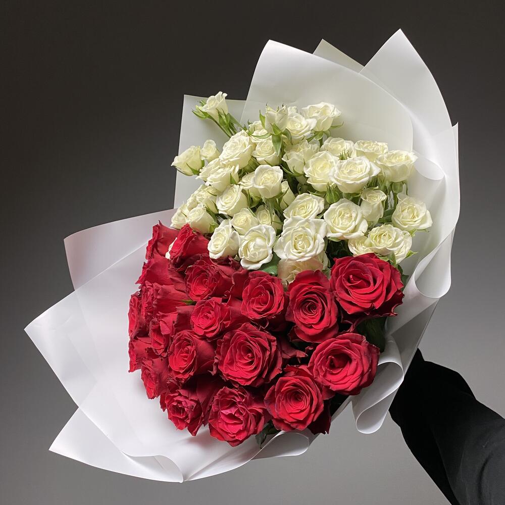 Buchet „Două Fețe ale Iubirii” – Trandafiri Roșii și Mini Roz-Albi