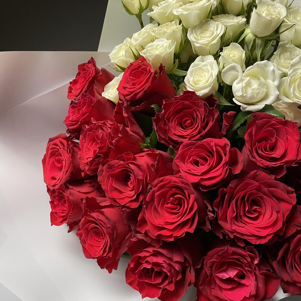 Buchet „Două Fețe ale Iubirii” – Trandafiri Roșii și Mini Roz-Albi