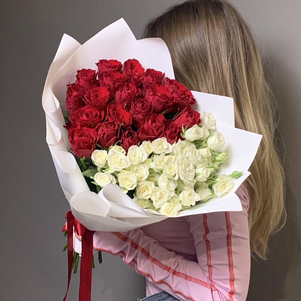 Buchet „Două Fețe ale Iubirii” – Trandafiri Roșii și Mini Roz-Albi