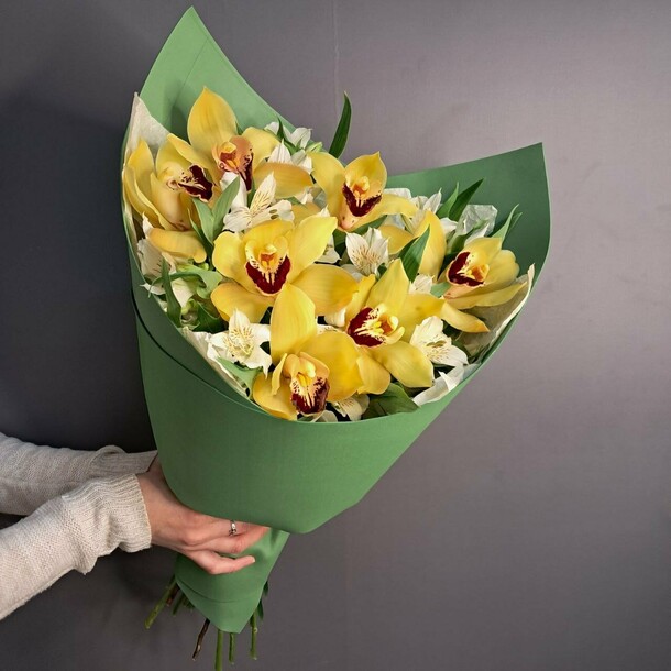 Buchet Cu Orhidee Galbina Si Alstroimerie Alba