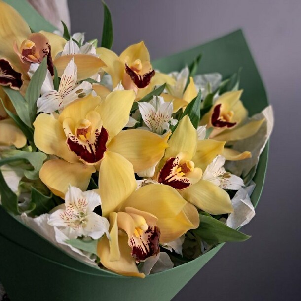 Buchet Cu Orhidee Galbina Si Alstroimerie Alba