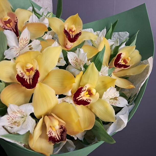 Buchet Cu Orhidee Galbina Si Alstroimerie Alba
