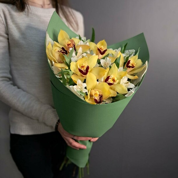 Buchet Cu Orhidee Galbina Si Alstroimerie Alba