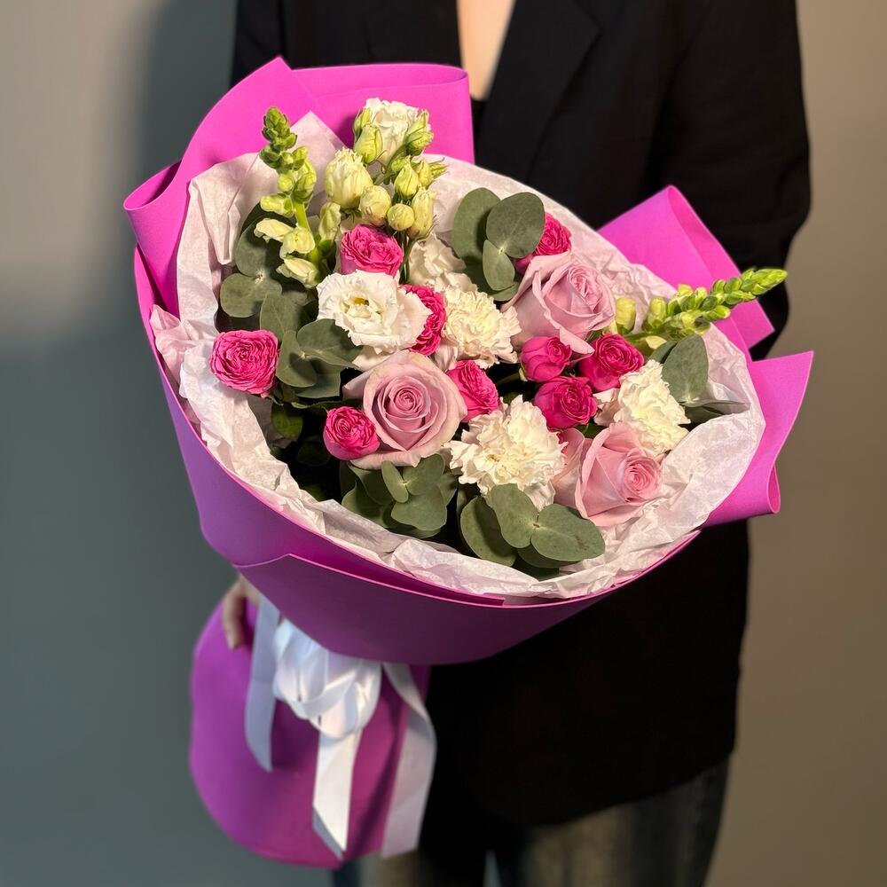 Buchet de Flori Naturale cu Trandafiri Roz Si Flori Albe