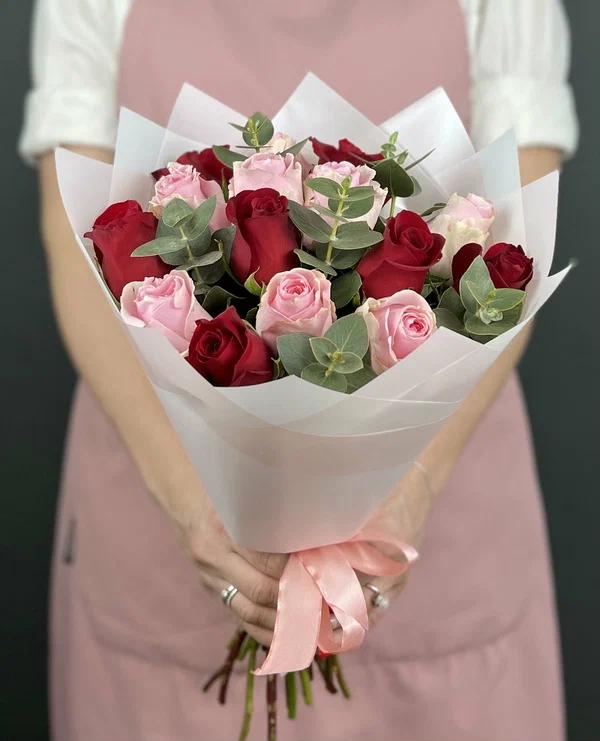 Buchet Cu Flori Naturale 15 Trandafiri Rosii Si Roz