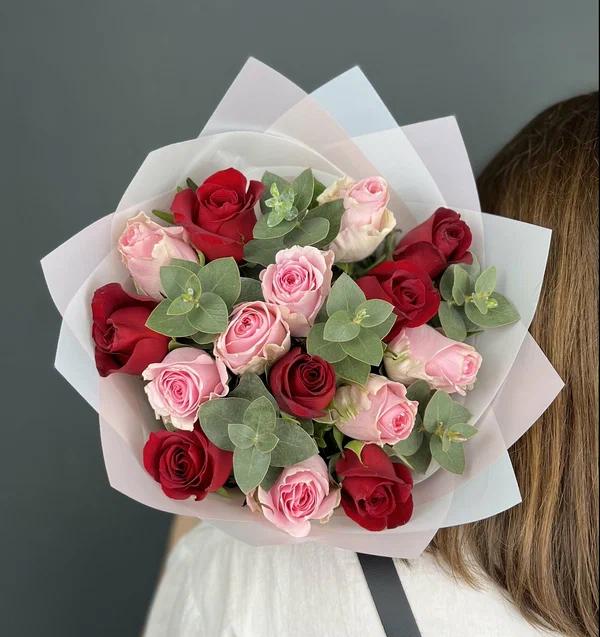 Buchet Cu Flori Naturale 15 Trandafiri Rosii Si Roz