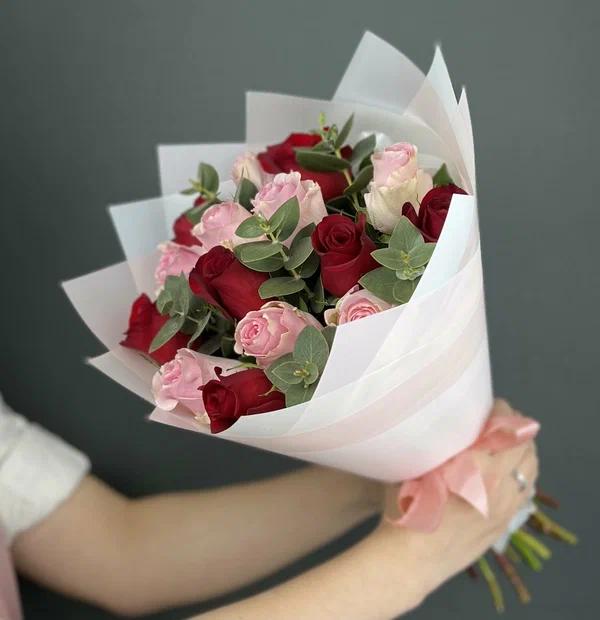 Buchet Cu Flori Naturale 15 Trandafiri Rosii Si Roz
