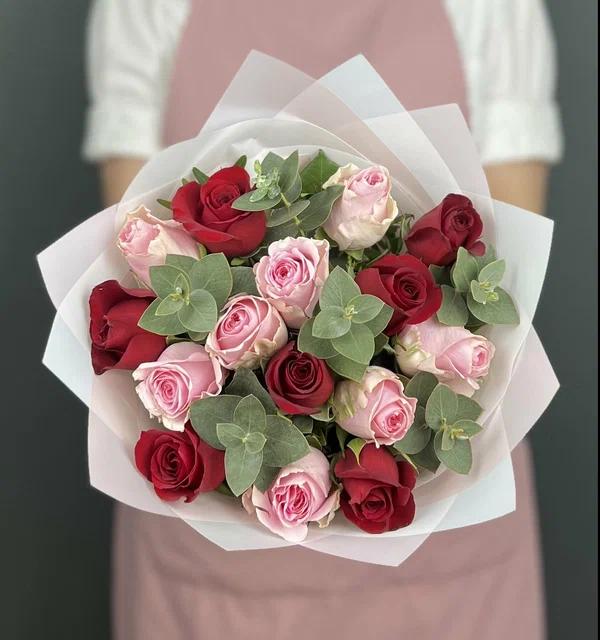 Buchet Cu Flori Naturale 15 Trandafiri Rosii Si Roz