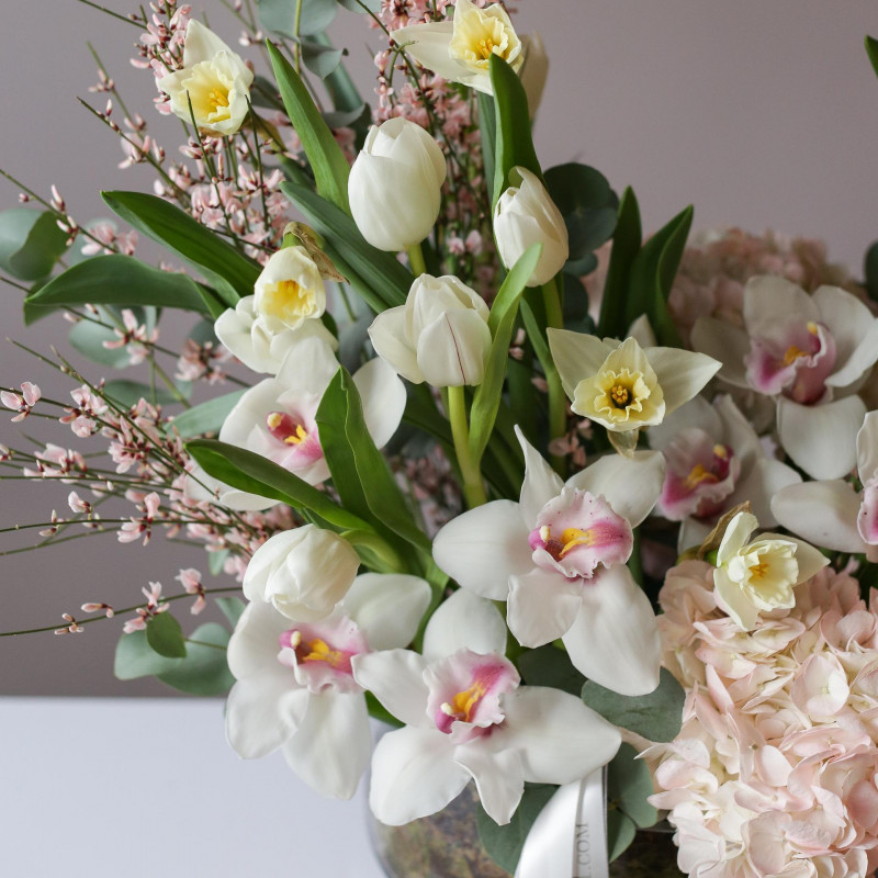 Cadou Floral de Lux cu Orhidee și Ranunculus